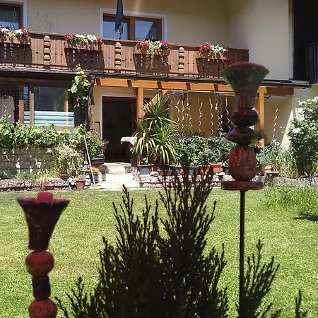 Haus Tschakert Guest house